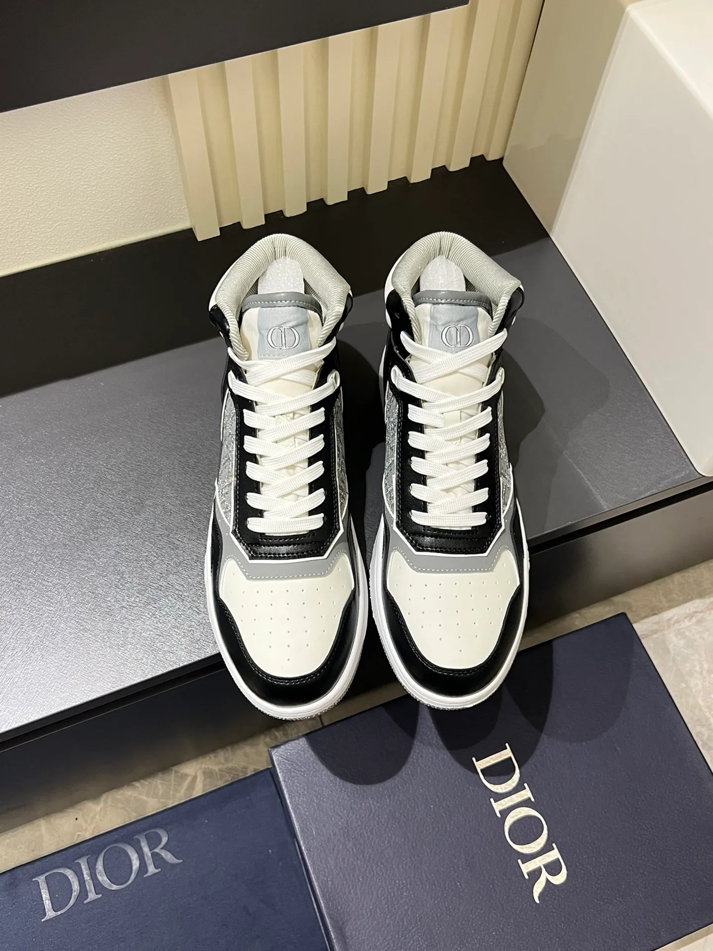 Men's shoes 💰p460 "Dio*" mid-top B27 casual sneakers. This B27 high-top sneaker is a new product in the series and continues Di*r's classic style. Crafted from gray and white smooth calf leather with beige and black Oblique print panels on the sides. The "CD Icon" shaped shoelace eyelets are clever and delicate, and the two-color rubber sole, rear collar and heel are all equipped with the brand's iconic details to enhance the style. Oblique printed straps at the ankle allow for an adjustable fit to complement the overall design. Fashionable and versatile, it can complement any look. Create an exquisite design with unique dynamic vitality and modern atmosphere, presented in low-top and high-top styles. This new must-have shoe adds a new dimension to Dior's archive heritage, embodying modern elegance. Purchase the original version and make it 1:1. If you need top quality, please come to me! Male 38-44!